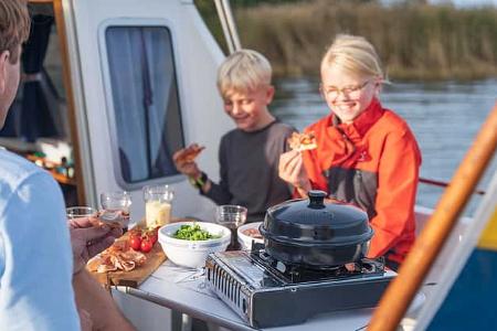 Omnia Stovetop Pizza Oven in Benutzung draußen beim Camping
