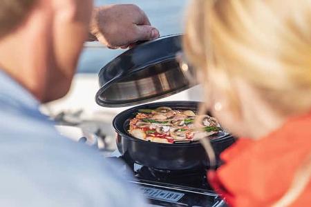 Omnia Stovetop Pizza Oven in Benutzung draußen beim Camping