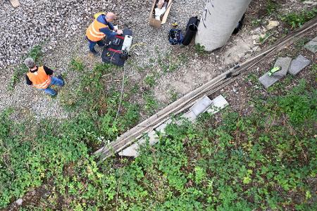 Sabotage an Bahngleisen ärgert nicht nur Pendler und Urlauber, sondern verursacht auch wirtschaftliche Schäden. 