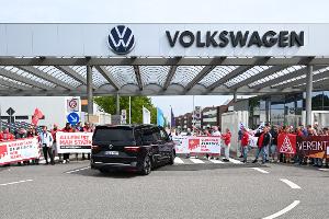 Der Bus mit VW-Vorstandchef Oliver Blume wird von Beschäftigten in Zwickau mit einer Demonstration für den Erhalt des Standortes in Empfang genommen.
