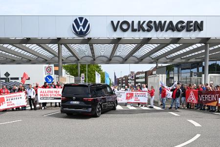 Der Bus mit VW-Vorstandchef Oliver Blume wird von Beschäftigten in Zwickau mit einer Demonstration für den Erhalt des Standortes in Empfang genommen.