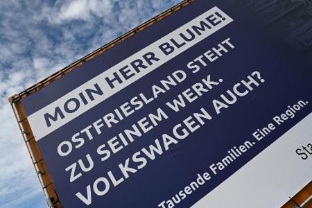 VW-Chef Blume wird in Emden mit einem Schriftzug und der Frage nach der Zukunft begrüßt. 