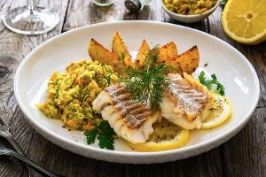 Gebratener Kabeljau mit Kartoffelspalten und Krautsalat