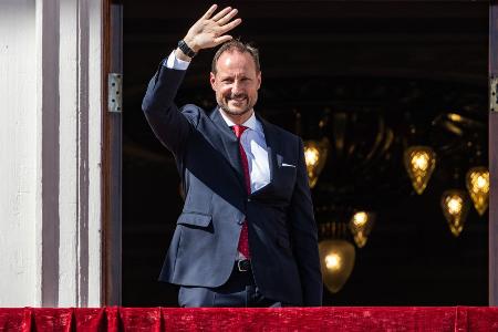 Kronprinz Haakon allein auf dem Balkon - König Harald weiter in Klinik