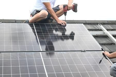 18 Prozent der Privathaushalte in Deutschland haben mittlerweile eine Photovoltaik-Anlage auf dem Dach. (Symbolbild)