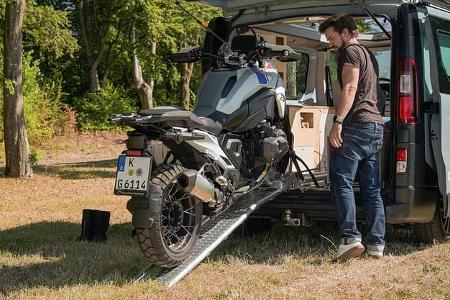 Kompanja EINS Moto Heckansicht mit ausgefahrener Rampe und Motorrad