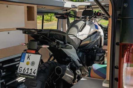  Kompanja EINS Moto Campingbus mit Motorrad