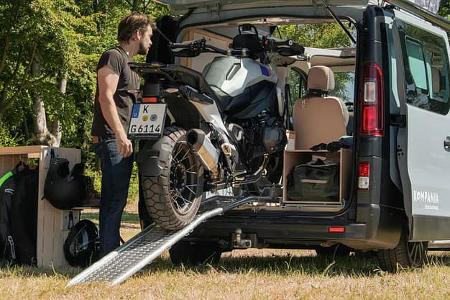 Kompanja EINS Moto Heckauszug mit Motorrad