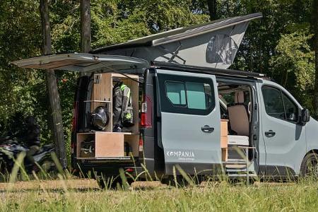 Kompanja EINS Moto auf Basis Renault Trafic mit Motorrad