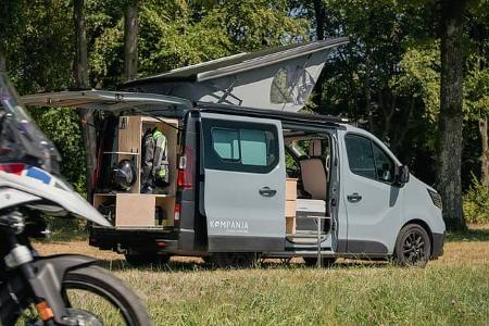 Kompanja EINS Moto auf Basis Renault Trafic mit Motorrad