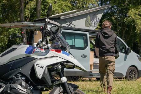 Kompanja EINS Moto auf Basis Renault Trafic mit Motorrad