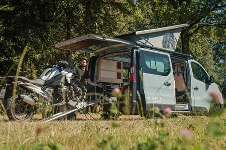Kompanja EINS Moto auf Basis Renault Trafic mit Motorrad