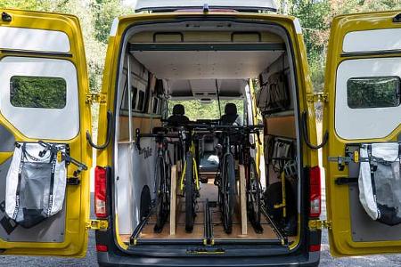 Rocket Bike Heckansicht mit Fahrräder in Stauraum.
