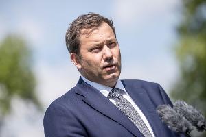 Finanzminister Klingbeil schaltet sich in das Übernahmeringen zwischen Commerzbank und Unicredit ein. (Archivbild)