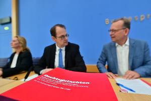 Die Linke plädierte bei einer Pressekonferenz in Berlin für einen Mietendeckel. 