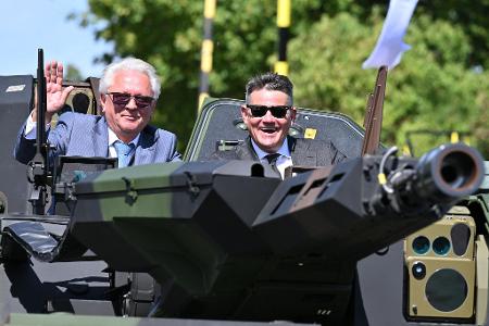 Ausfahrt im Transportpanzer: Boris Rhein besucht Rheinmetall