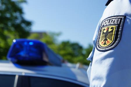 Die Rosenheimer Bundespolizei hat an der A93 einen gesuchten Rumänen verhaftet. Er hatte Justizschulden in Höhe von 7.500 Euro.