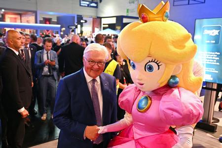 Bei seinem Messerundgang traf Steinmeier eine Figur aus dem Super-Mario-Kosmos: Prinzessin Peach.