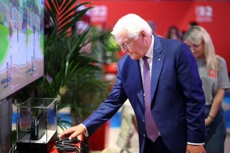 Steinmeier am Nintendo-Messestand, wo er digitales Bogenschießen als Sportart ausprobierte.
