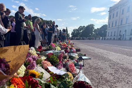 Vor dem Palast wurden Hunderte Blumen niedergelegt. 