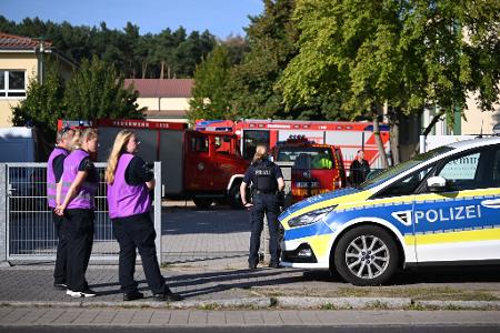 Die Polizei sichert nach einer Gewalttat die Schule in Gosen-Neu Zittau ab.