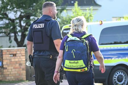 Mitarbeiter der Notfallseelsorge sind am Einsatzort. 