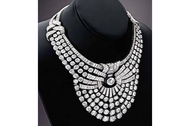 Der Schmuck besteht aus 673 Diamanten mit mehr als 200 Karat.