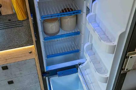 La Strada Avanti R, Reisemobil, La Strada, innen Küche, Kühlschrank