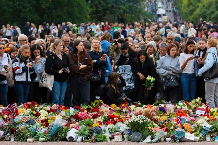 Oslo: Menschen gedenken König Harald V. nach Bekanntgabe seines Todes am Freitagmorgen