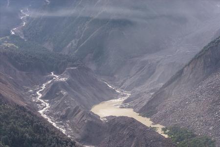 Ein neuer Stausee besorgt die Behörden in China und Nepal. 