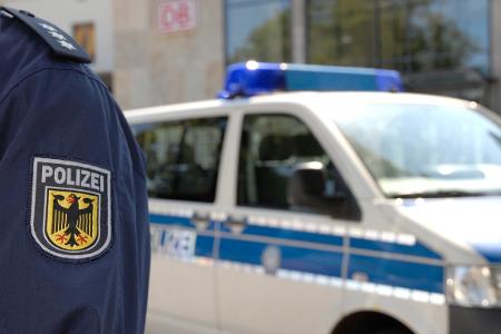 Die Bundespolizei Rosenheim ermittelt gegen einen aggressiven jungen Mann, der nahe Schaftlach unerlaubt in die Kabine eines Triebfahrzeugführers eingedrungen ist.