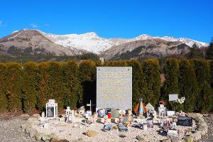 Eine Gedenktafel erinnert an den Flugzeugabsturz einer Germanwings-Maschine in den Alpen. Eine Klage auf zusätzliches Schmerzensgeld gegen das Luftfahrt-Bundesamt hat mehr als zehn Jahre nach der Katastrophe wenig Aussicht auf Erfolg.  