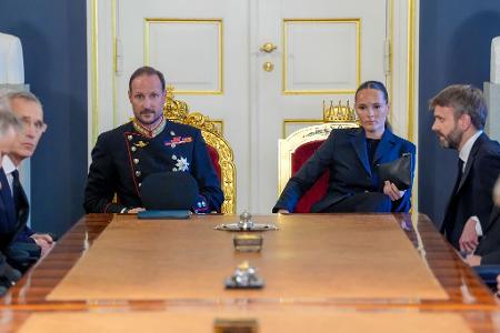 Norwegens neuer König Haakon VIII. am Mittag im Schloss. An seine Seite: Kronprinzessin Ingrid Alexandra (rechts).
