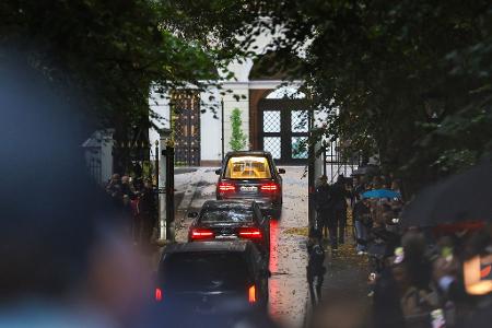 König Haralds Sarg kam am Abend am Schloss an. Hier können die Norweger in den kommenden Tagen von ihm Abschied nehmen.