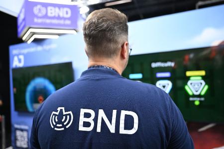Wer dachte, Spione arbeiteten nur im Verborgenen, der wird bei der Gamescom eines Besseren belehrt: ein BND-Mitarbeiter am Messestand.