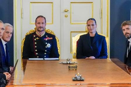 König Haakon VIII. empfängt Trauergäste nach dem Tod von Harald V.