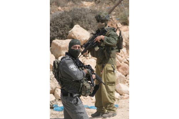 Israelische Sicherheitskräfte am Ort eines Angriffs israelischer Siedler auf Palästinenser im Westjordanland. 