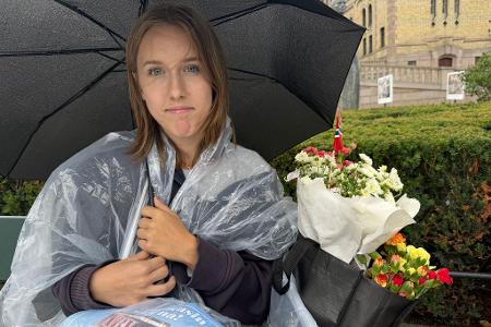 Cornelia Lillelien hat Blumen in Haralds Lieblingsfarbe ausgesucht, erzählt sie. 