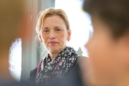 Familienministerin Karin Prien ist zufrieden mit dem Umbau des Programms 