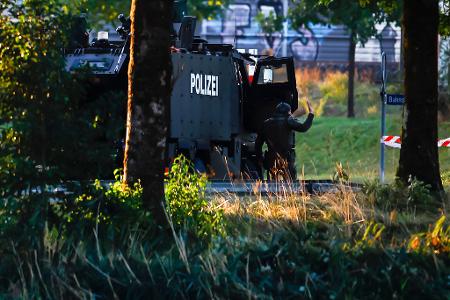 Die Polizei ist mit vielen kräften im Einsatz.