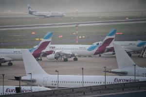 Eine Boeing im Auftrag von Eurowings auf dem Weg nach Mallorca landete nach Dampfentwicklung sicherheitshalber in Paris. (Symbolbild)