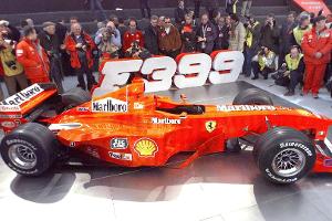 Schumachers Ferrari von 1999 vor dem Monza-GP ausgestellt