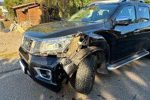Beschädigter Pickup Nissan