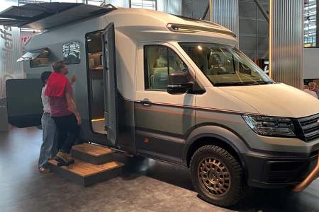 Der Dethleffs C.Core ist die Studie eines Wohnmobils der Zukunft mit Solarblume, die ausgefahren eine Markise ist und sich während der Fahrt in er Reling verstecxkt. Das Wohnmobil ist Autark und der Aufbau elektrisch.