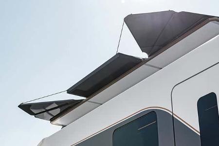 Der Dethleffs C.Core ist die Studie eines Wohnmobils der Zukunft mit Solarblume, die ausgefahren eine Markise ist und sich während der Fahrt in er Reling verstecxkt. Das Wohnmobil ist Autark und der Aufbau elektrisch.