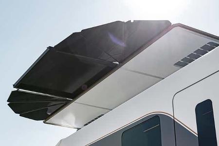 Der Dethleffs C.Core ist die Studie eines Wohnmobils der Zukunft mit Solarblume, die ausgefahren eine Markise ist und sich während der Fahrt in er Reling verstecxkt. Das Wohnmobil ist Autark und der Aufbau elektrisch.