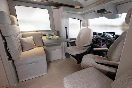 Der Dethleffs C.Core ist die Studie eines Wohnmobils der Zukunft mit Solarblume, die ausgefahren eine Markise ist und sich während der Fahrt in er Reling verstecxkt. Das Wohnmobil ist Autark und der Aufbau elektrisch.