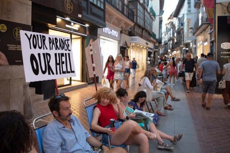 In Palma demonstrierten nach Polizeiangaben rund 1.000 Einheimische gegen die Folgen des Massentourismus.