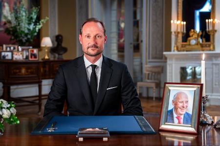Haakon VIII. kämpft bei erster Rede als König mit den Tränen
