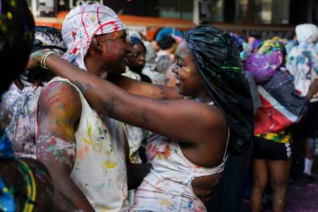 Ein Paar tanzt beim Notting Hill Carnival in London